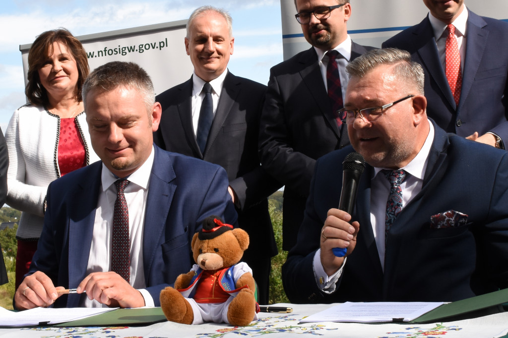 Podpisanie umowy na rekultywację jezior
