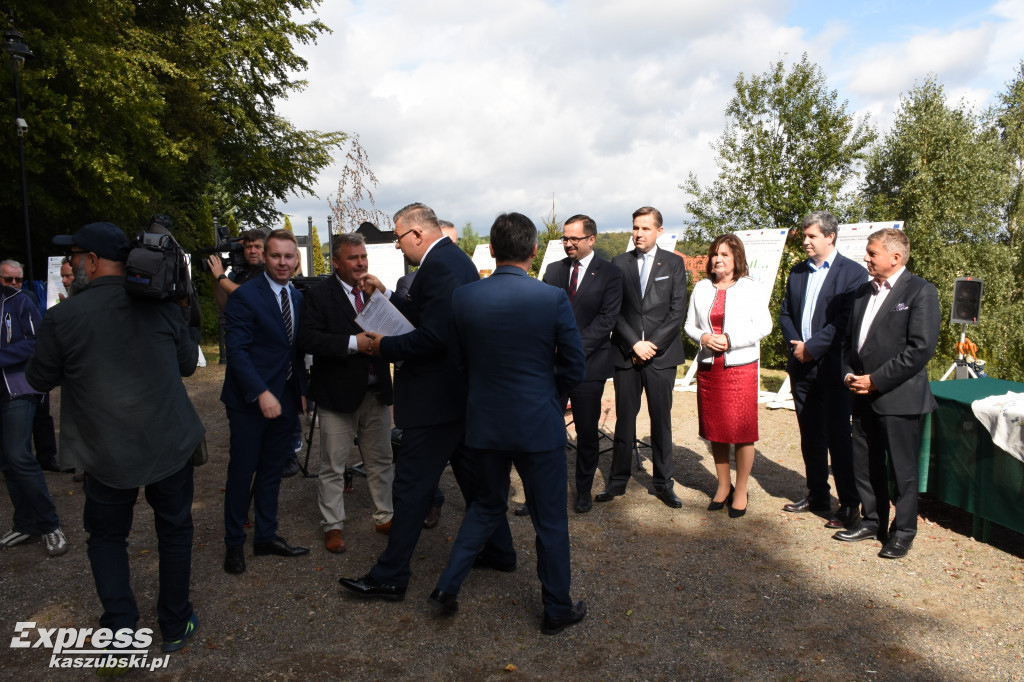 Podpisanie umowy na rekultywację jezior