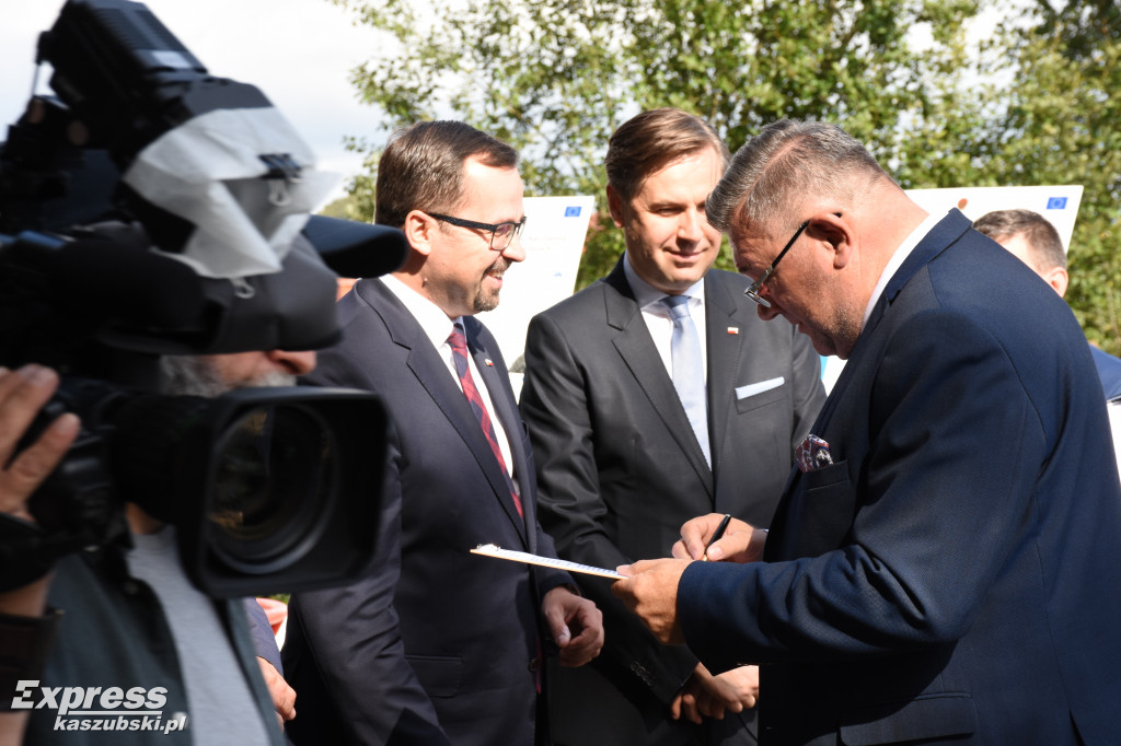 Podpisanie umowy na rekultywację jezior