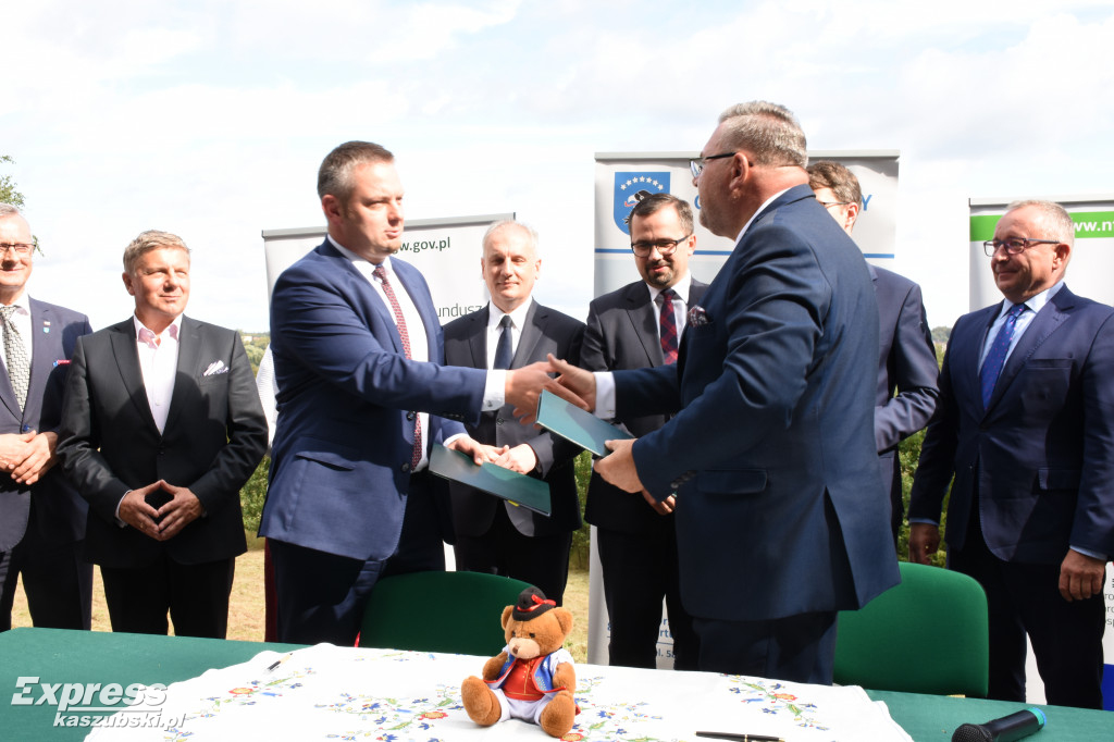 Podpisanie umowy na rekultywację jezior