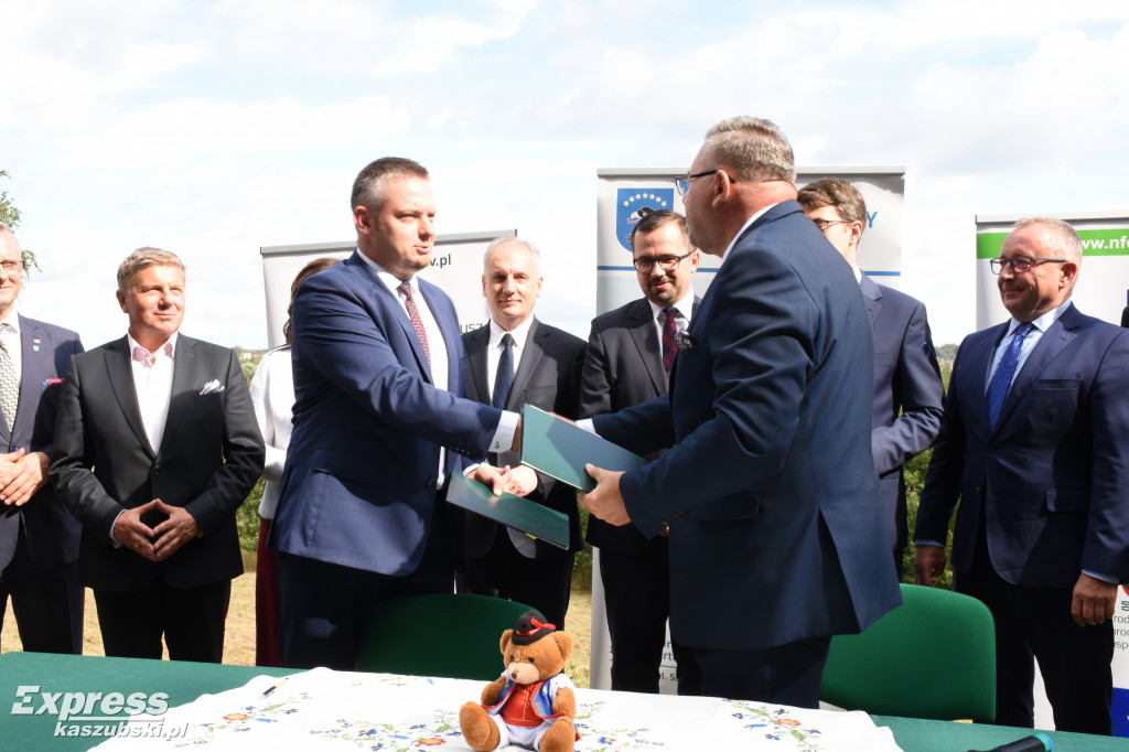 Podpisanie umowy na rekultywację jezior