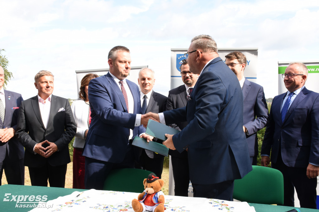 Podpisanie umowy na rekultywację jezior