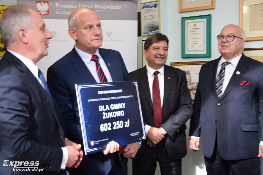 Podpisanie umów na drogi z FDS