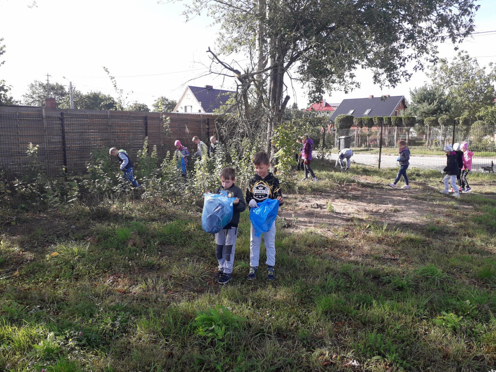 Uczniowie biorą udział w sprzątaniu świata