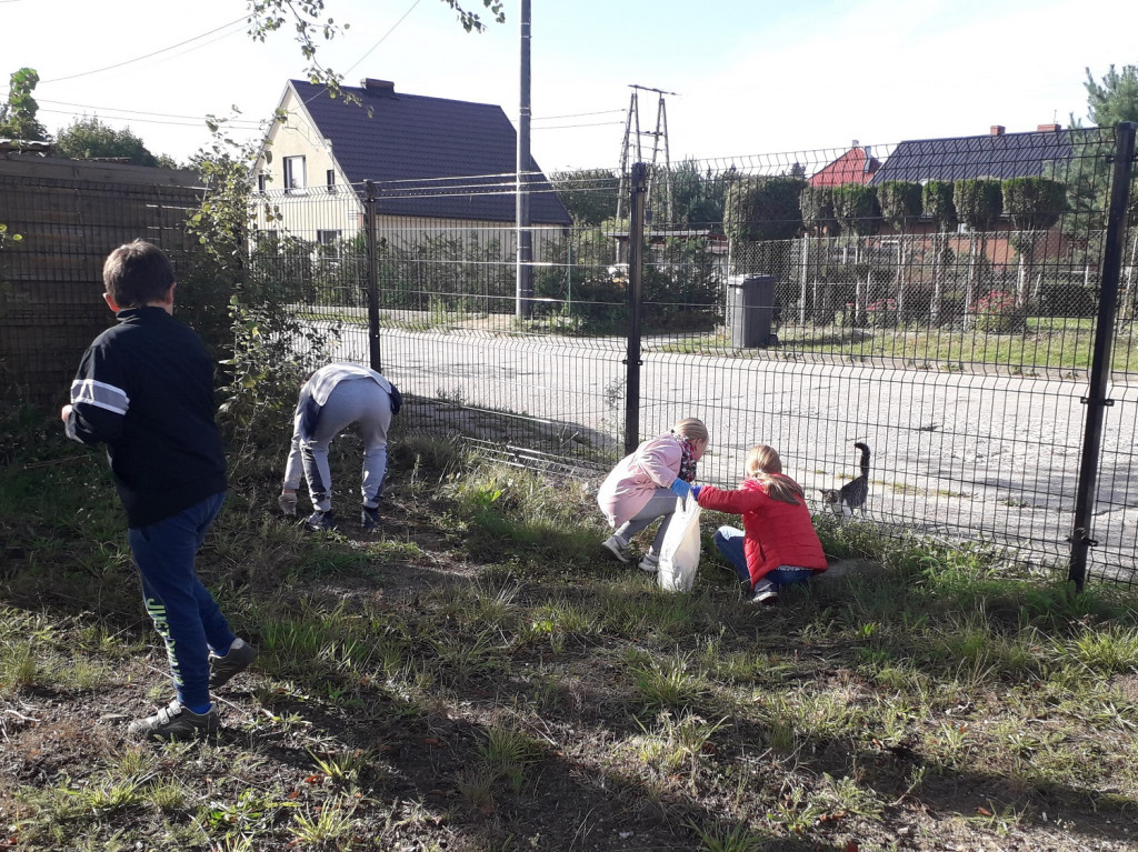 Uczniowie biorą udział w sprzątaniu świata