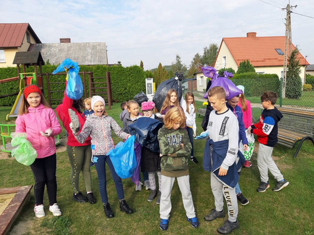 Uczniowie biorą udział w sprzątaniu świata