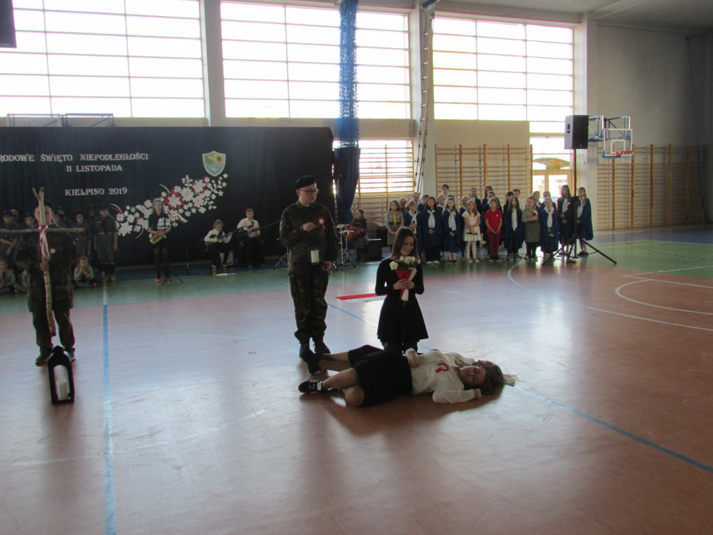 Patriotyczna inscenizacja w SP w Kiełpinie