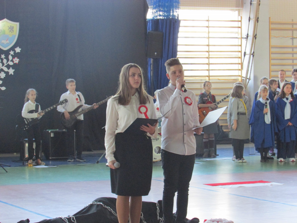 Patriotyczna inscenizacja w SP w Kiełpinie