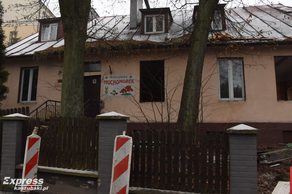 Kartuzy. Wyburzanie budynku dawnego przedszkola