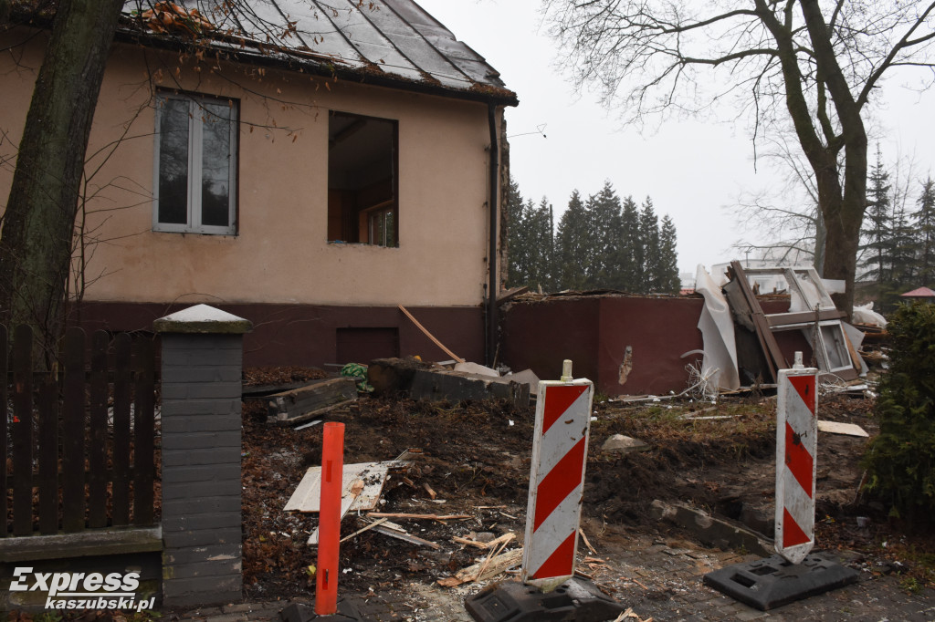 Kartuzy. Wyburzanie budynku dawnego przedszkola