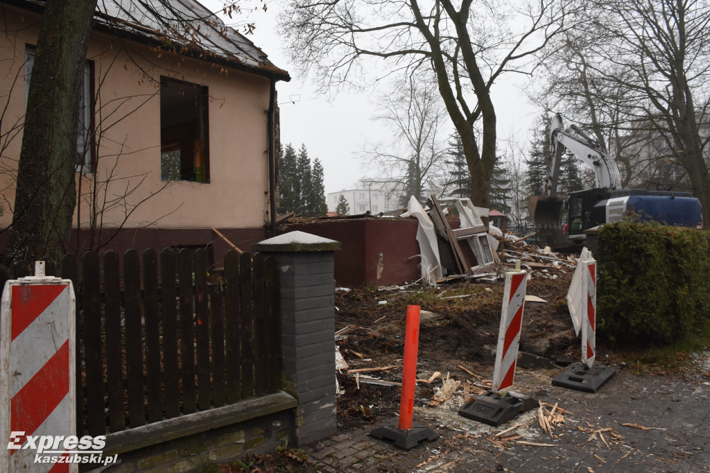 Kartuzy. Wyburzanie budynku dawnego przedszkola
