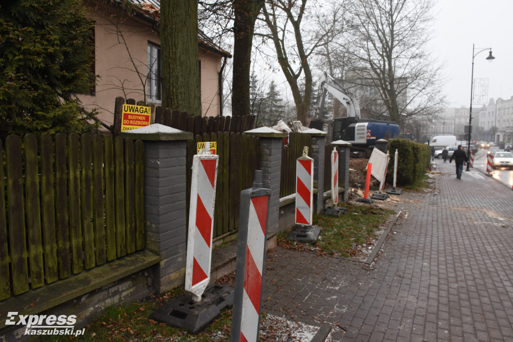 Kartuzy. Wyburzanie budynku dawnego przedszkola