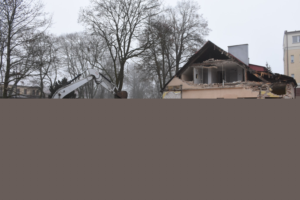 Kartuzy. Wyburzanie budynku dawnego przedszkola