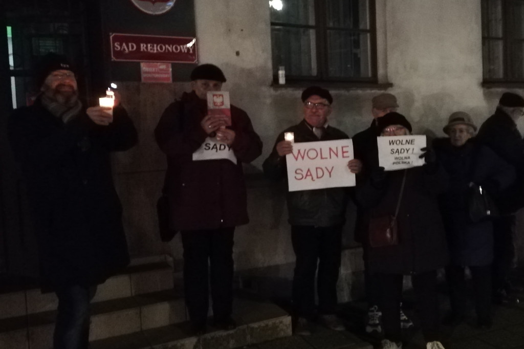 Manifestacja przed sądem w Kartuzach