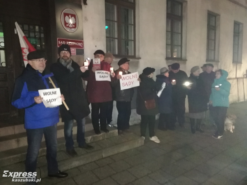 Manifestacja przed sądem w Kartuzach