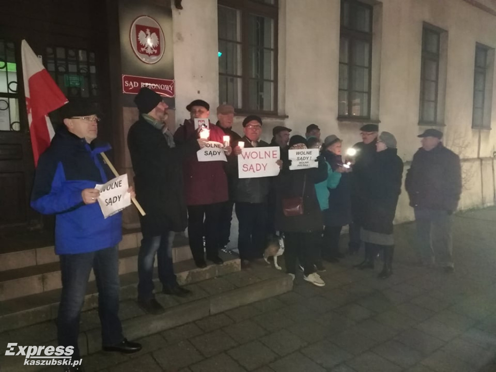 Manifestacja przed sądem w Kartuzach