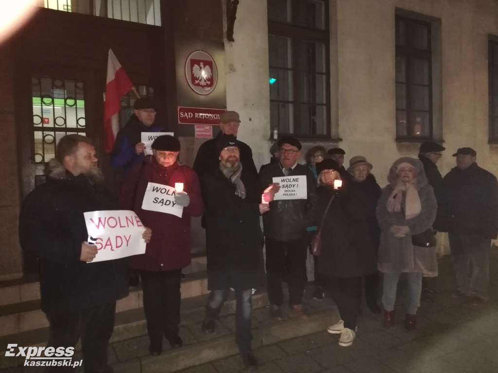 Manifestacja przed sądem w Kartuzach