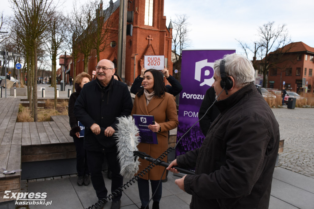 Poseł M. Sroka na Rynku w Kartuzach