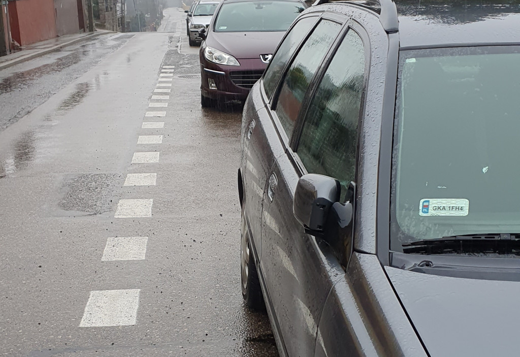 Zniszczone lusterka aut na ul. Łąkowej