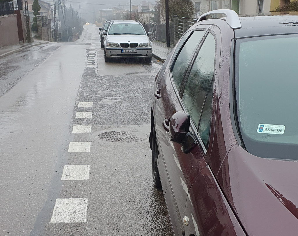 Zniszczone lusterka aut na ul. Łąkowej