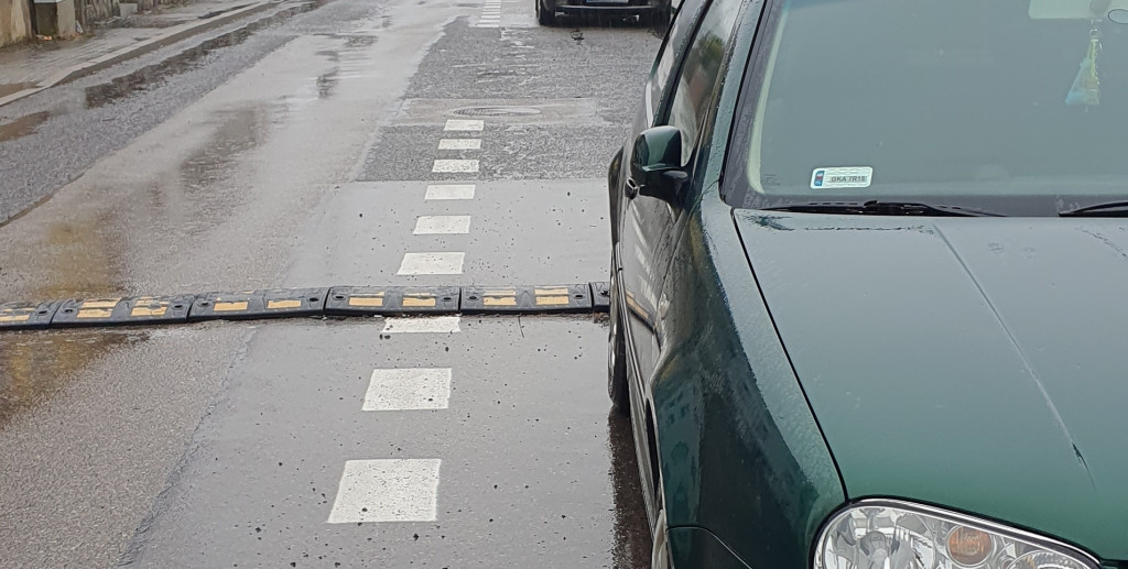 Zniszczone lusterka aut na ul. Łąkowej