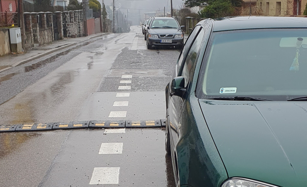 Zniszczone lusterka aut na ul. Łąkowej