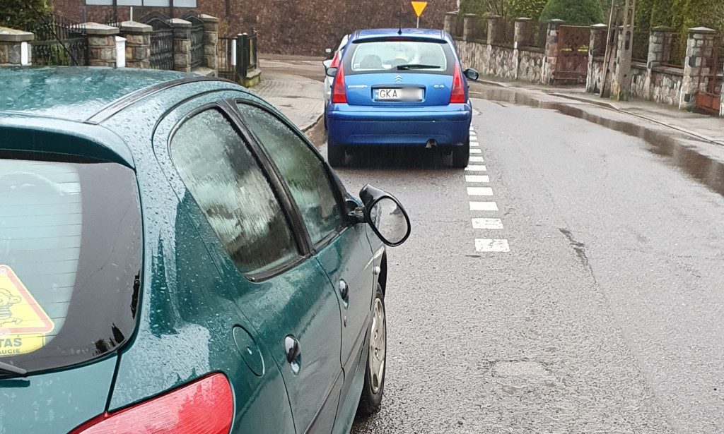 Zniszczone lusterka aut na ul. Łąkowej
