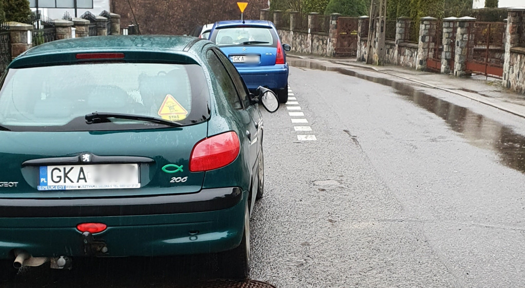 Zniszczone lusterka aut na ul. Łąkowej