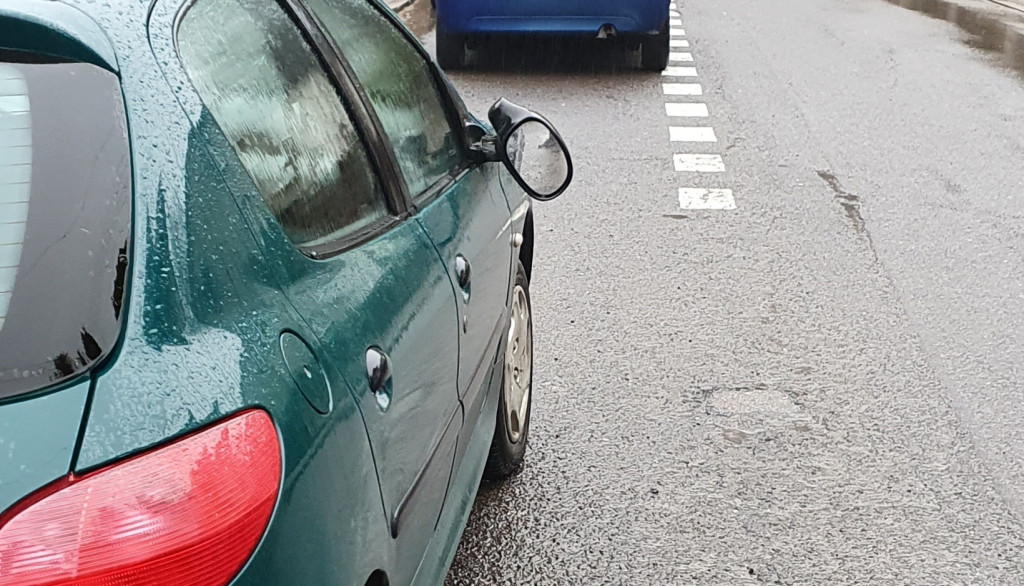 Zniszczone lusterka aut na ul. Łąkowej