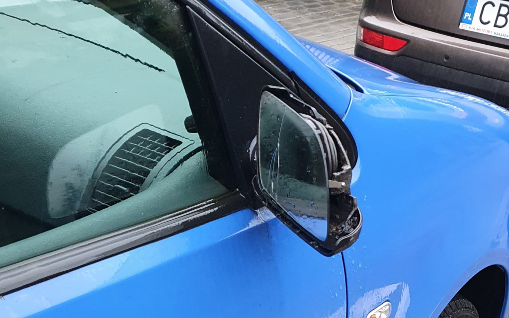 Zniszczone lusterka aut na ul. Łąkowej