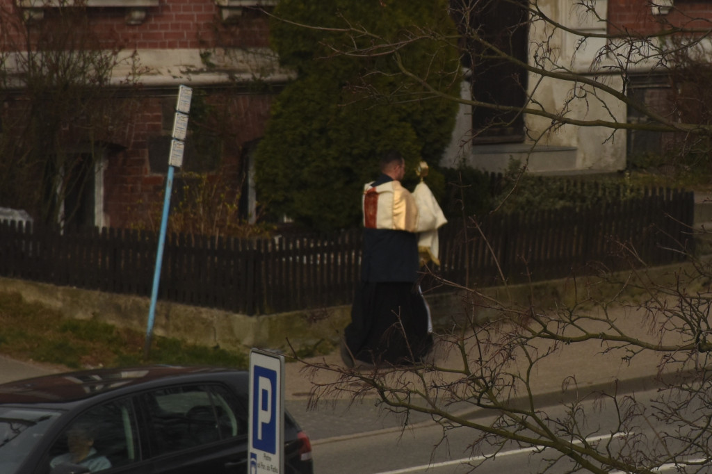 Ksiądz z monstrancją na ulicach Kartuz