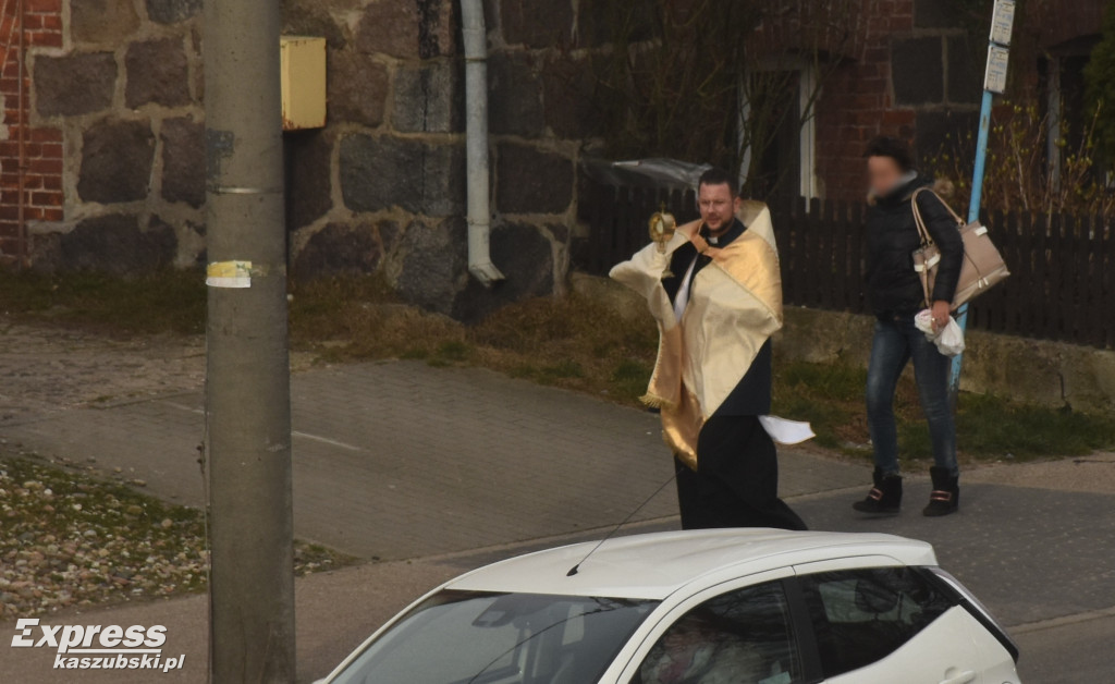 Ksiądz z monstrancją na ulicach Kartuz