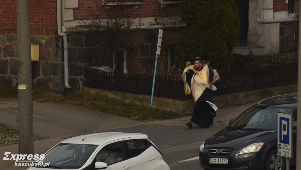Ksiądz z monstrancją na ulicach Kartuz
