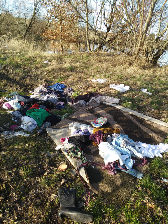 Śmieci nad Jeziorkiem w Żukowie