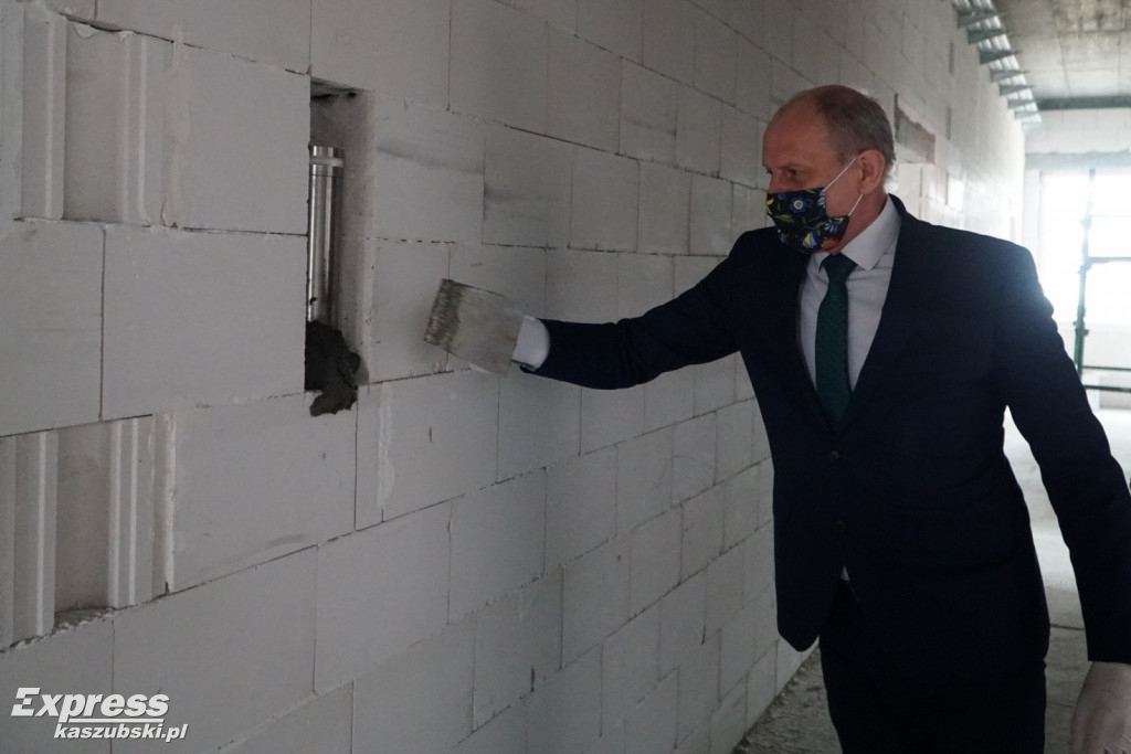 Wiecha na budynku szkoły w Tuchomiu
