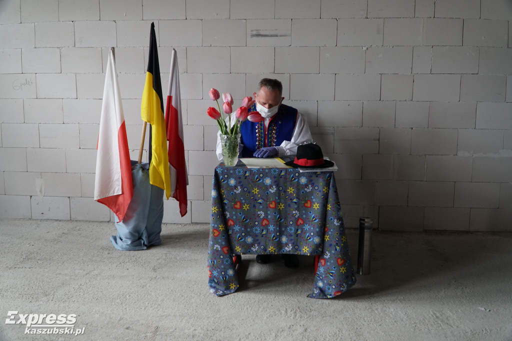 Wiecha na budynku szkoły w Tuchomiu