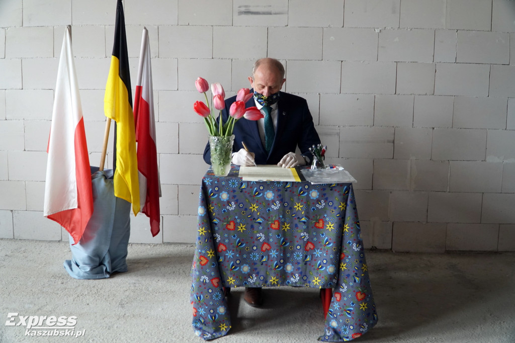 Wiecha na budynku szkoły w Tuchomiu