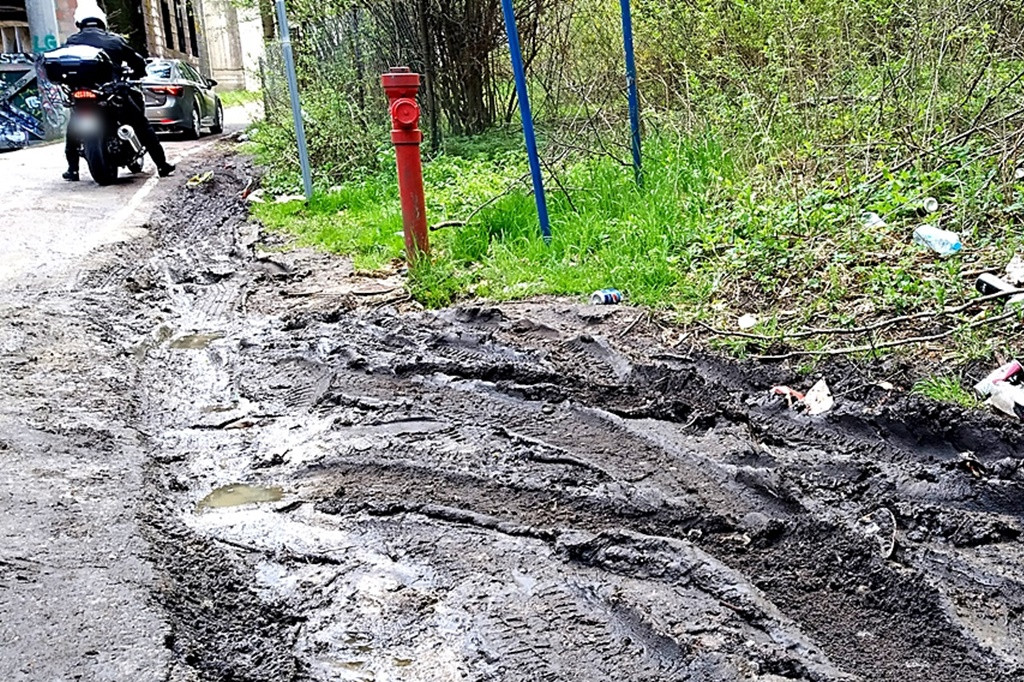Policja pod zamkiem w Łapalicach