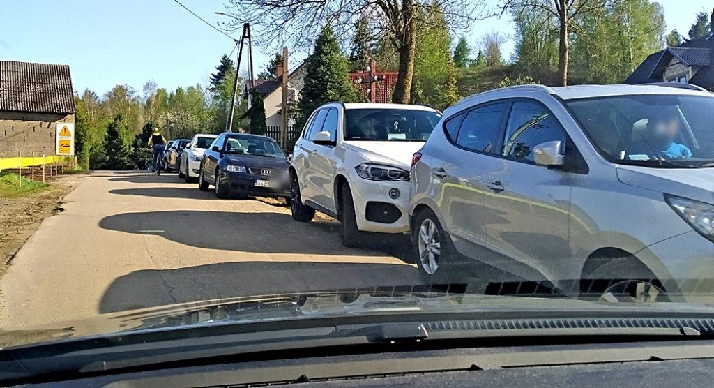 Policja pod zamkiem w Łapalicach
