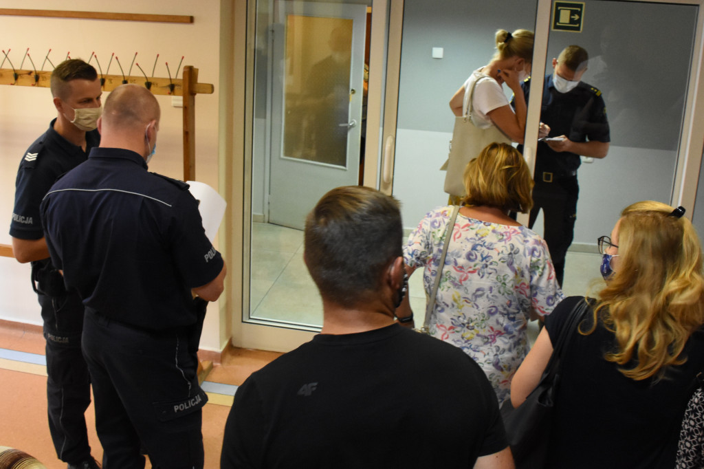 Policja na posiedzeniu komisji w kartuskim UM