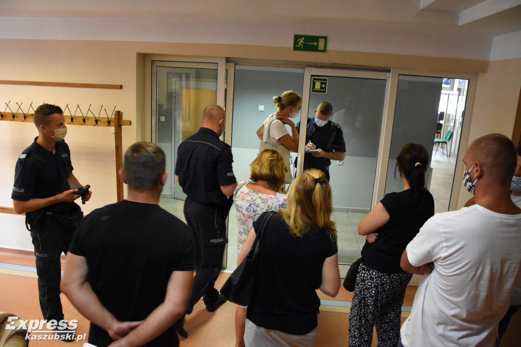 Policja na posiedzeniu komisji w kartuskim UM