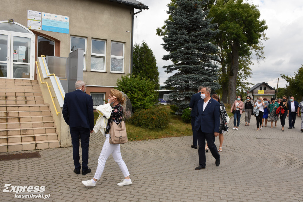 Kartuscy radni w szkole w Łapalicach