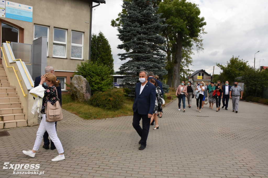 Kartuscy radni w szkole w Łapalicach