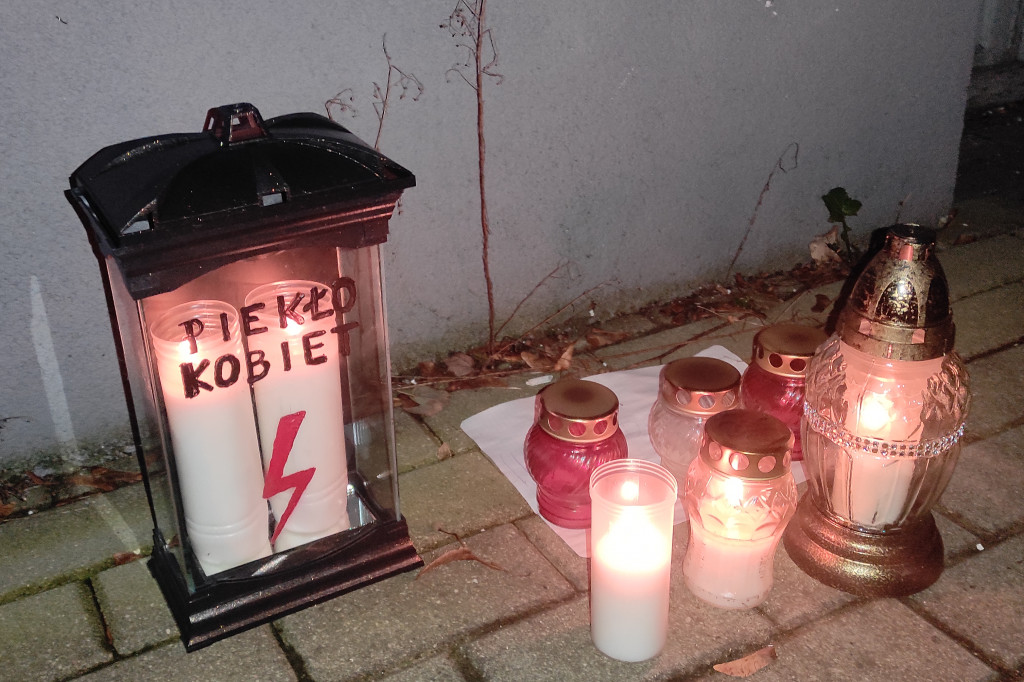 Znicze przed dawnym biurem PiS