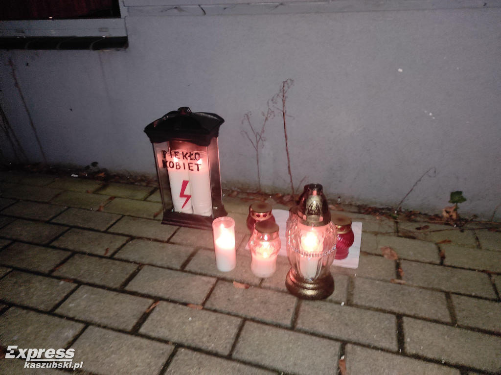 Znicze przed dawnym biurem PiS