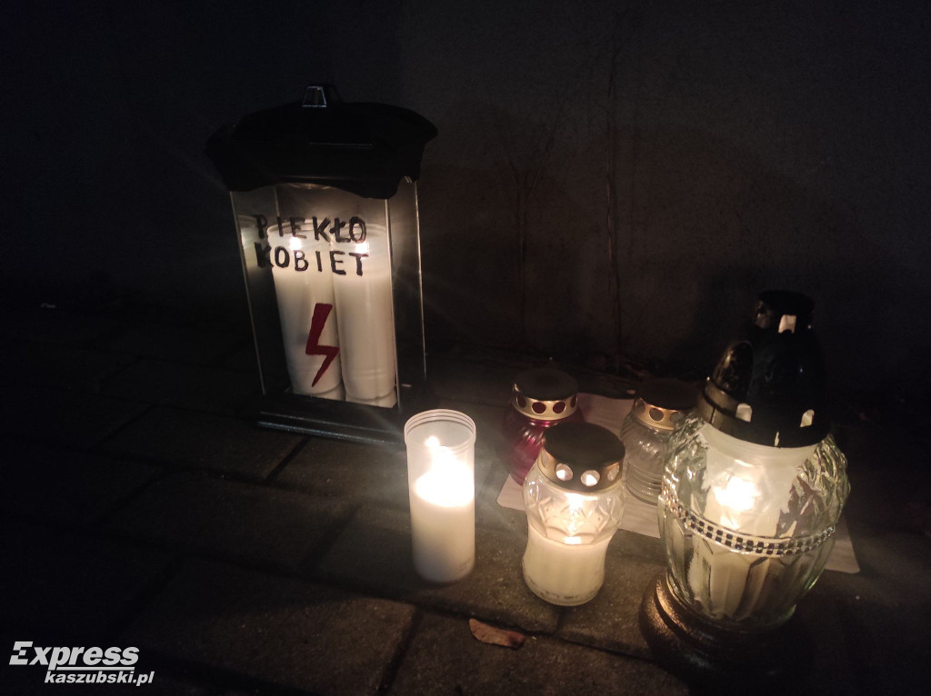 Znicze przed dawnym biurem PiS