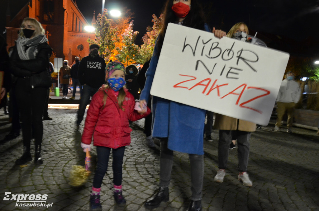 Kartuzy. Pieszy i samochodowy strajk kobiet