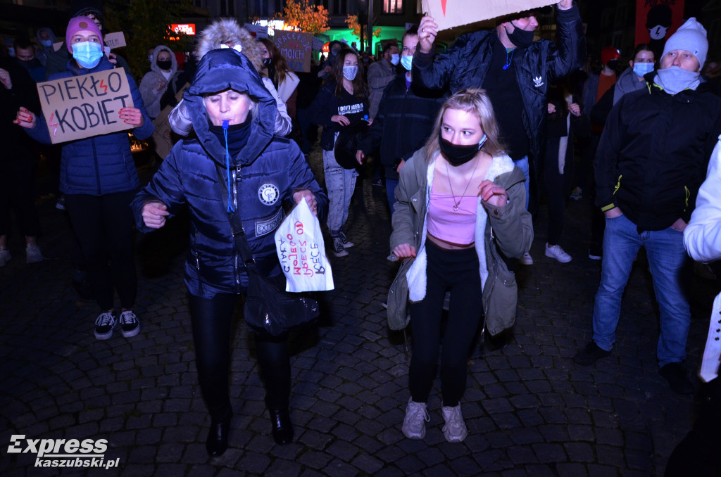 Kartuzy. Pieszy i samochodowy strajk kobiet