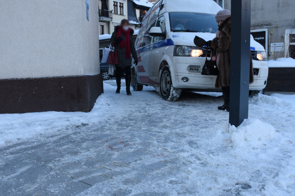 Mężczyzna uderzył głową o chodnik w centrum Kartuz