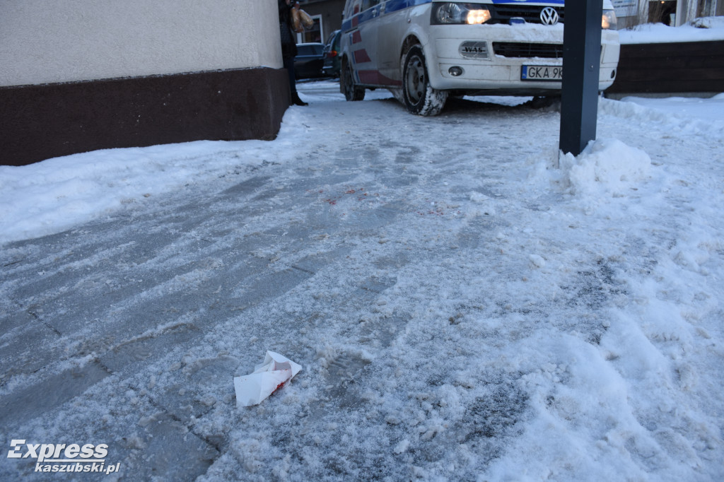 Mężczyzna uderzył głową o chodnik w centrum Kartuz
